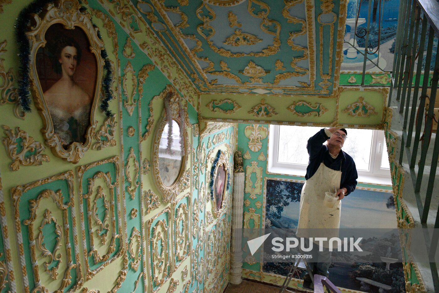 Pensioner paints entrance hall Baroque style in Kiev