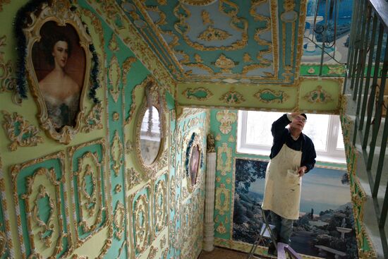 Pensioner paints entrance hall Baroque style in Kiev