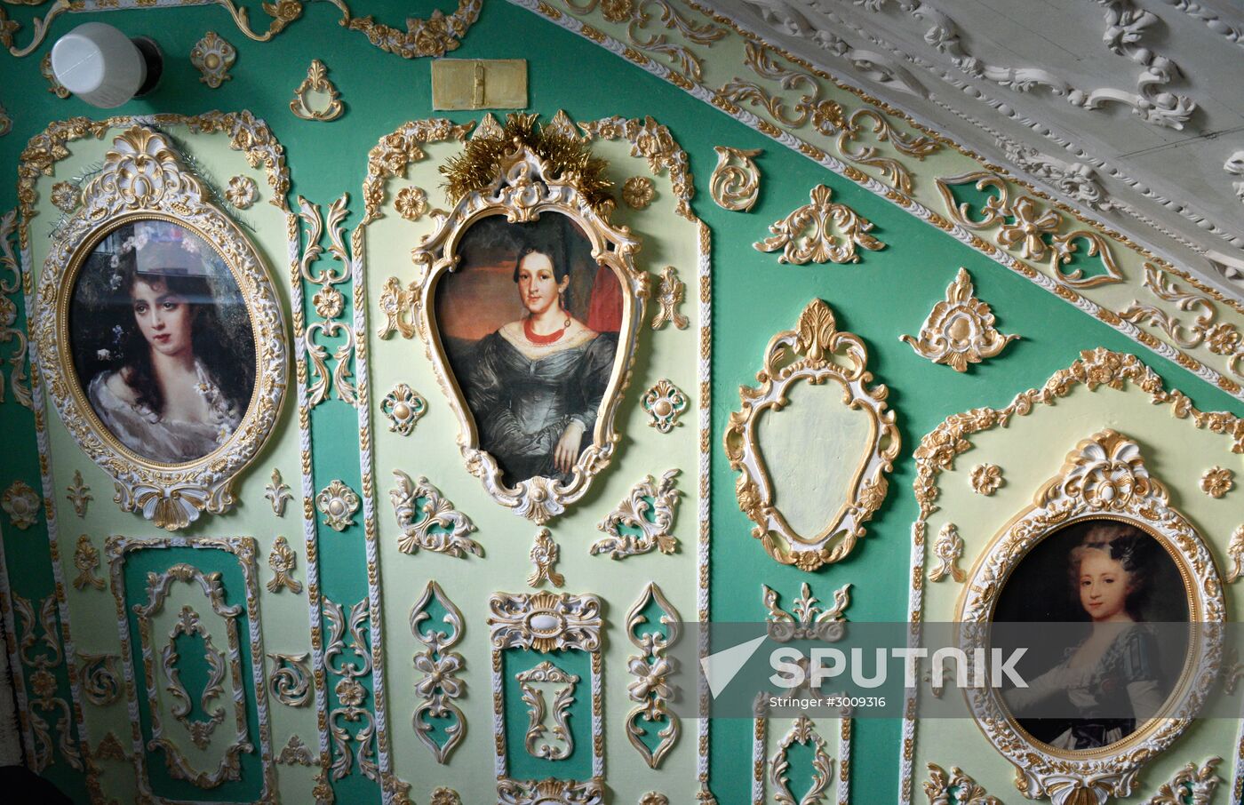 Pensioner paints entrance hall Baroque style in Kiev