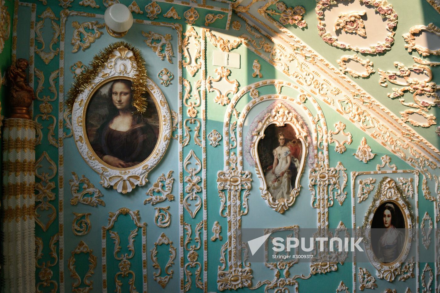 Pensioner paints entrance hall Baroque style in Kiev