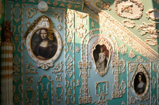Pensioner paints entrance hall Baroque style in Kiev