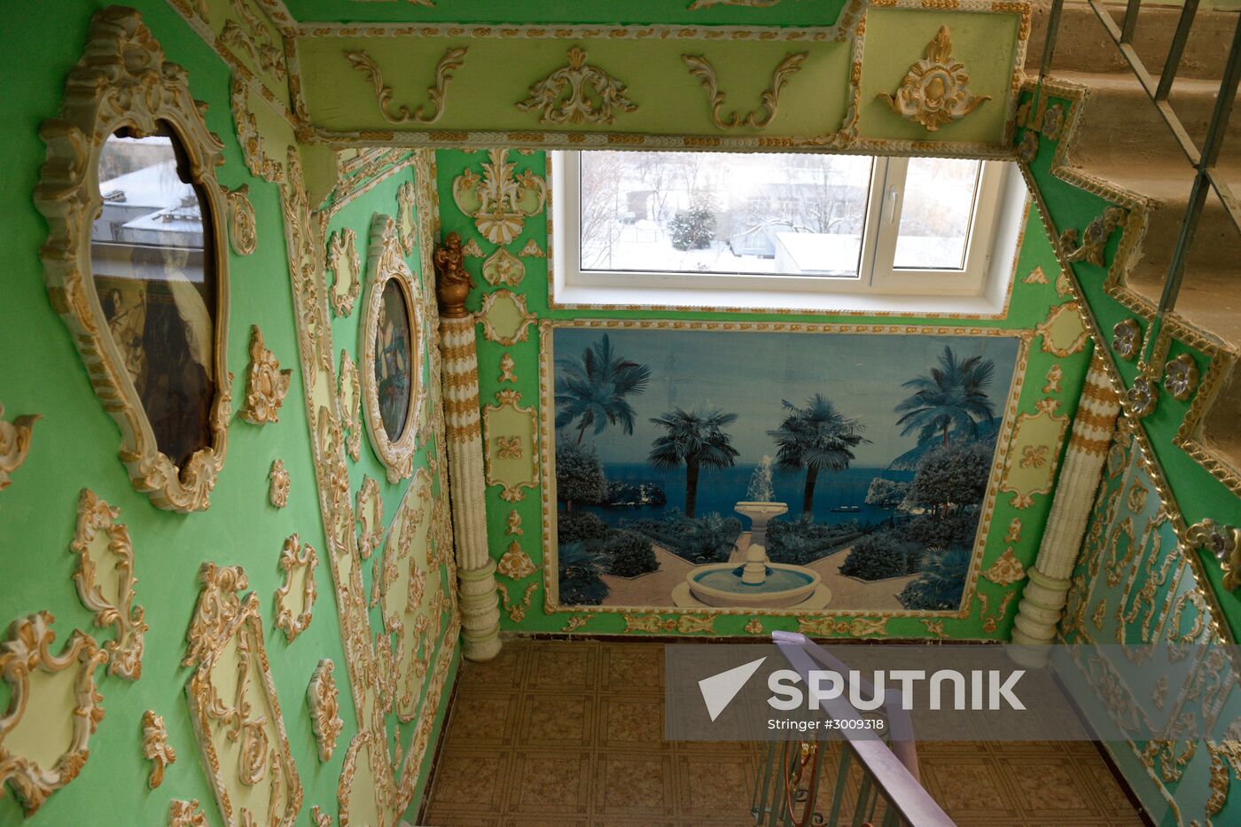 Pensioner paints entrance hall Baroque style in Kiev