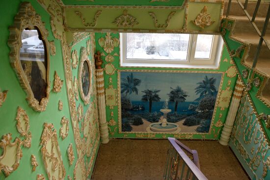 Pensioner paints entrance hall Baroque style in Kiev