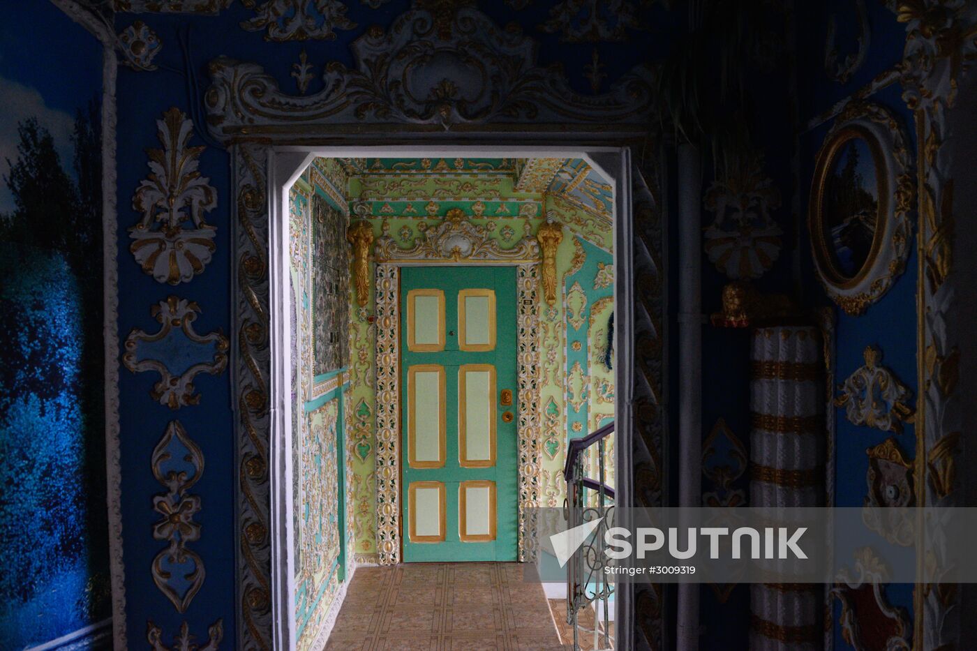 Pensioner paints entrance hall Baroque style in Kiev