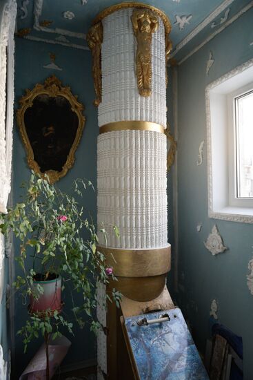 Pensioner paints entrance hall Baroque style in Kiev