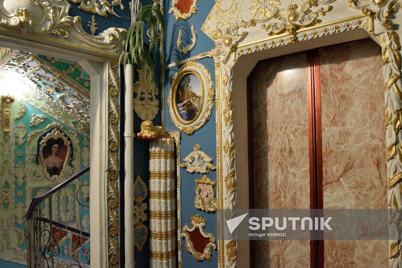 Retired resident paints entrance hall Baroque style in Kiev
