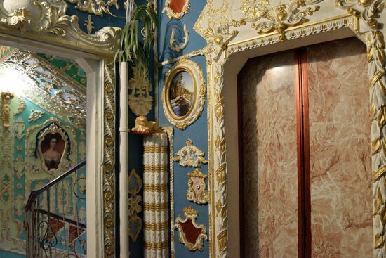Retired resident paints entrance hall Baroque style in Kiev