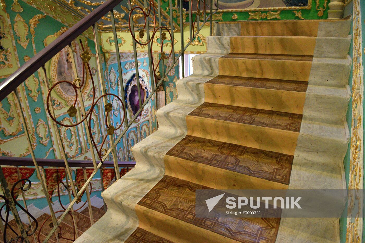 Pensioner paints entrance hall Baroque style in Kiev