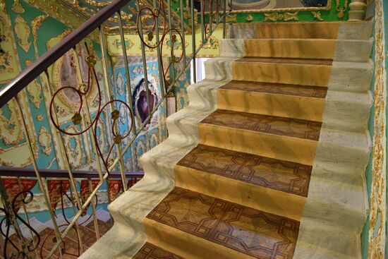 Pensioner paints entrance hall Baroque style in Kiev