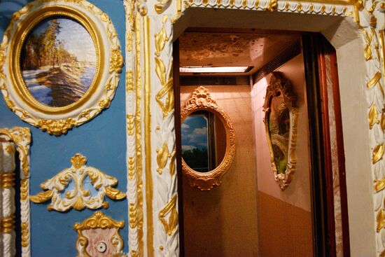 Retired resident paints entrance hall Baroque style in Kiev