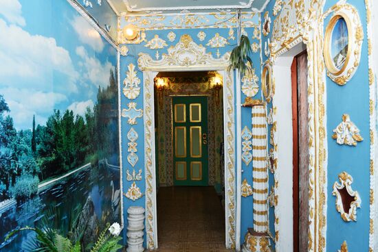 Retired resident paints entrance hall Baroque style in Kiev