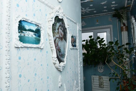 Retired resident paints entrance hall Baroque style in Kiev