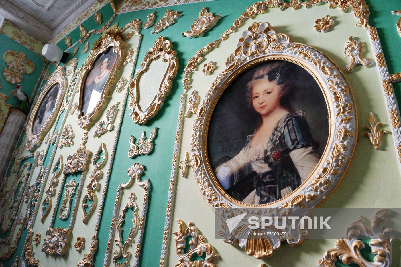 Retired resident paints entrance hall Baroque style in Kiev