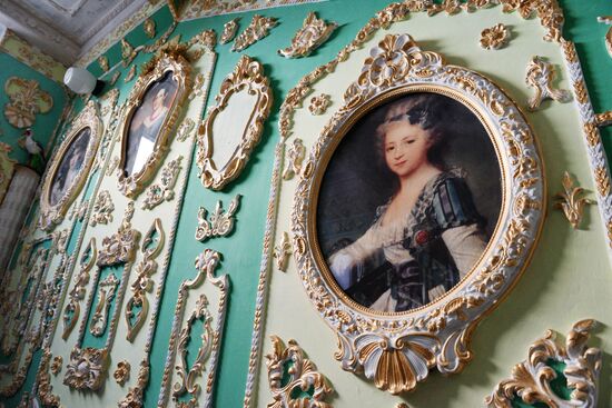 Retired resident paints entrance hall Baroque style in Kiev
