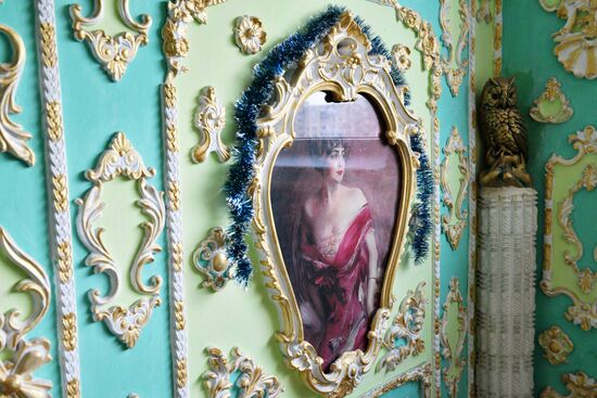 Retired resident paints entrance hall Baroque style in Kiev