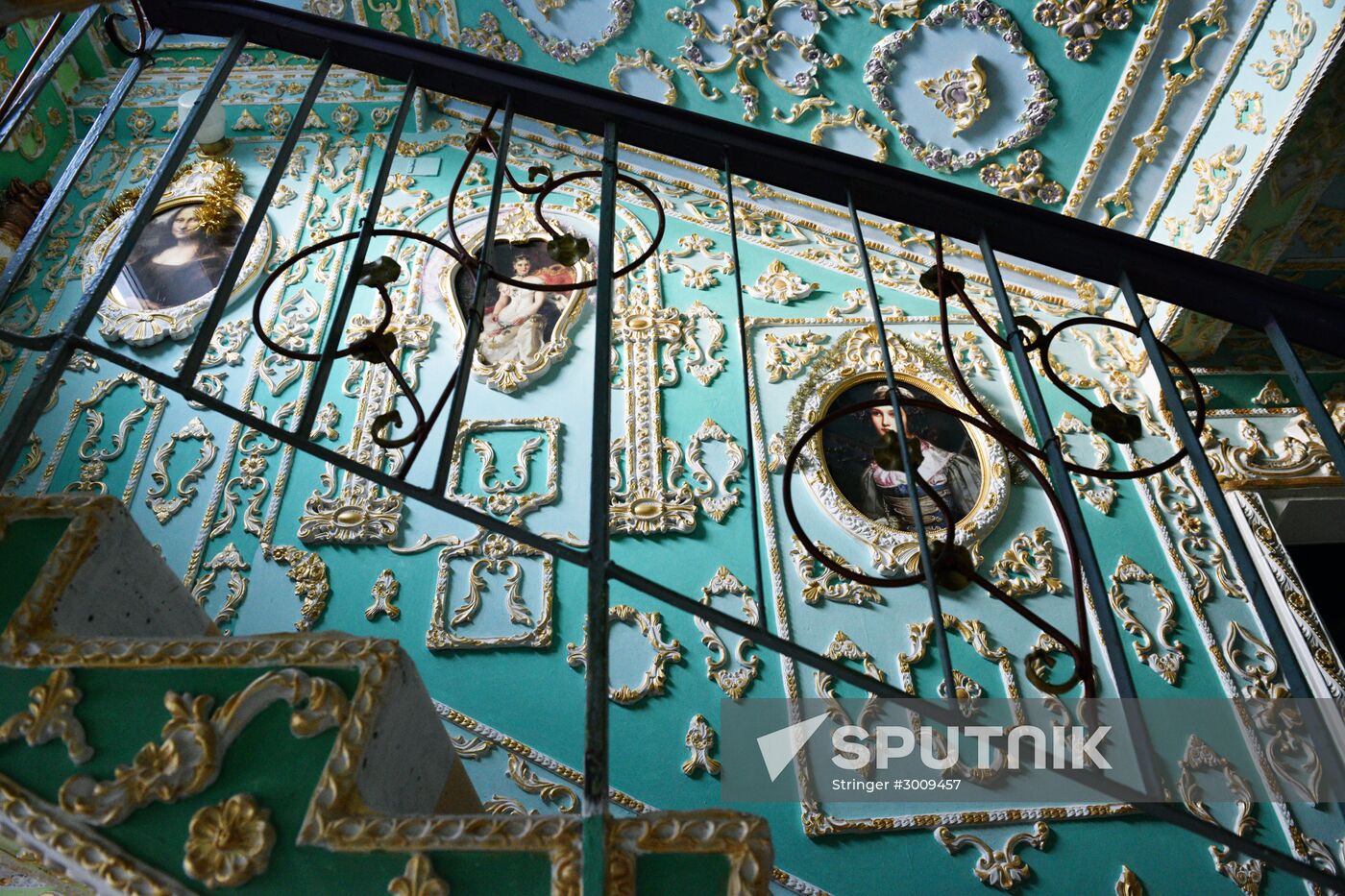 Retired resident paints entrance hall Baroque style in Kiev