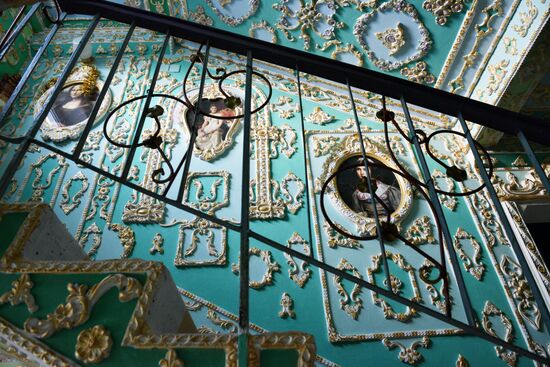 Retired resident paints entrance hall Baroque style in Kiev