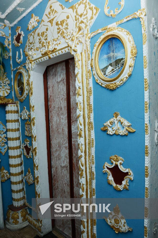 Retired resident paints entrance hall Baroque style in Kiev
