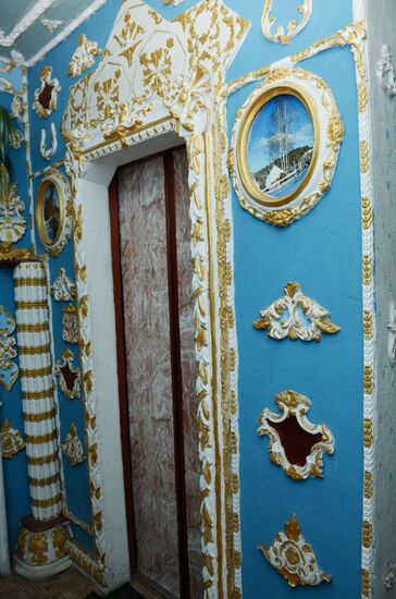 Retired resident paints entrance hall Baroque style in Kiev