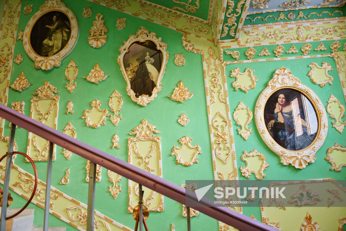 Retired resident paints entrance hall Baroque style in Kiev