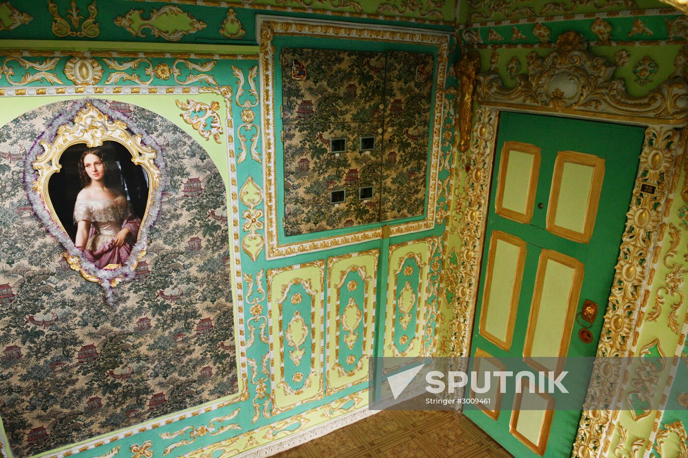 Retired resident paints entrance hall Baroque style in Kiev