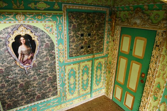 Retired resident paints entrance hall Baroque style in Kiev