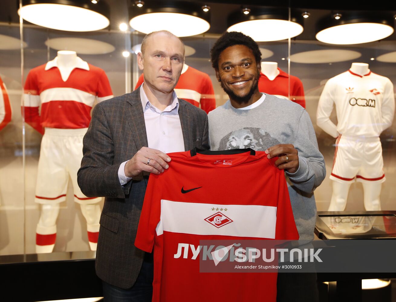 Luiz Adriano transfers to FC Spartak