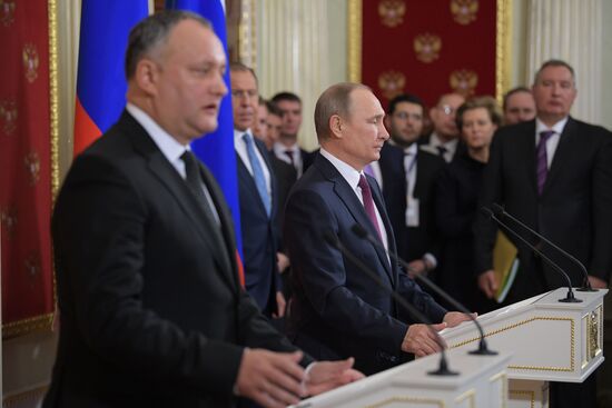 Vladimir Putin meets with Moldovan President Igor Dodon