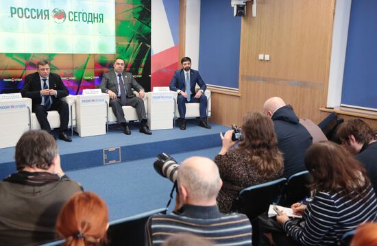 Press conference with leaders of LPR and DPR in Crimea