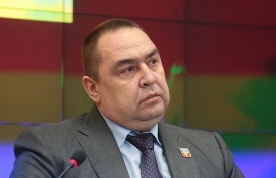News conference by leaders of LPR and DPR in Crimea