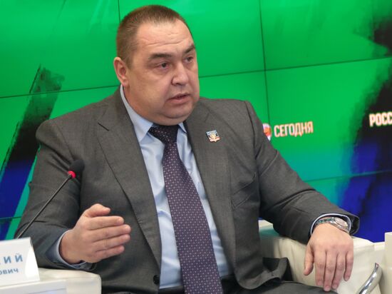 Press conference with leaders of LPR and DPR in Crimea