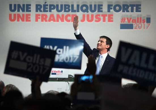 Manuel Valls makes election campaign speech in Paris