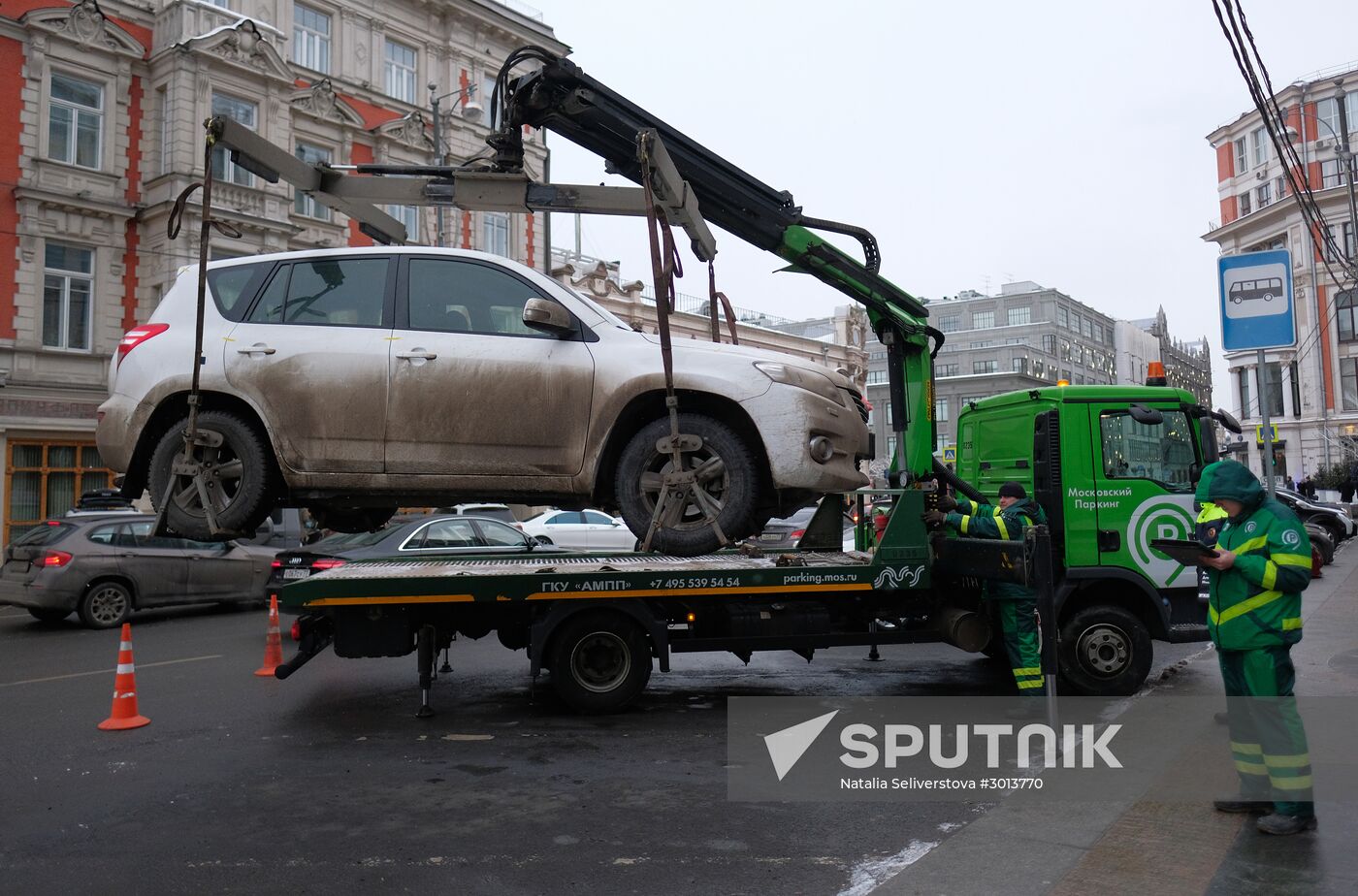 Towing away vehicles in Moscow