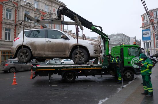 Towing away vehicles in Moscow