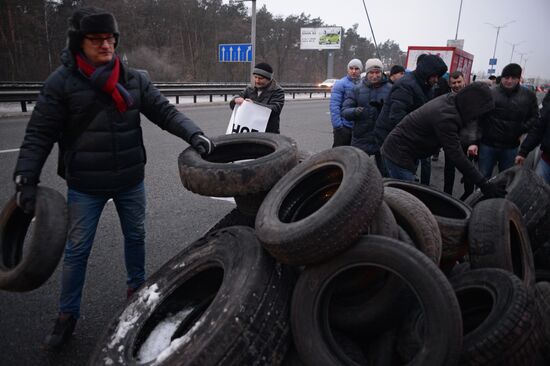 Ukrainian motorists block entrances to Kiev