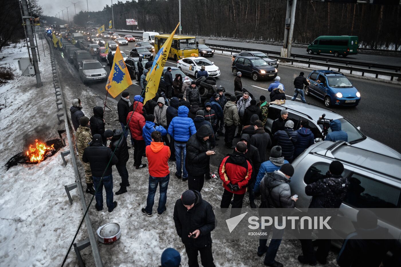 Ukrainian motorists block entrances to Kiev