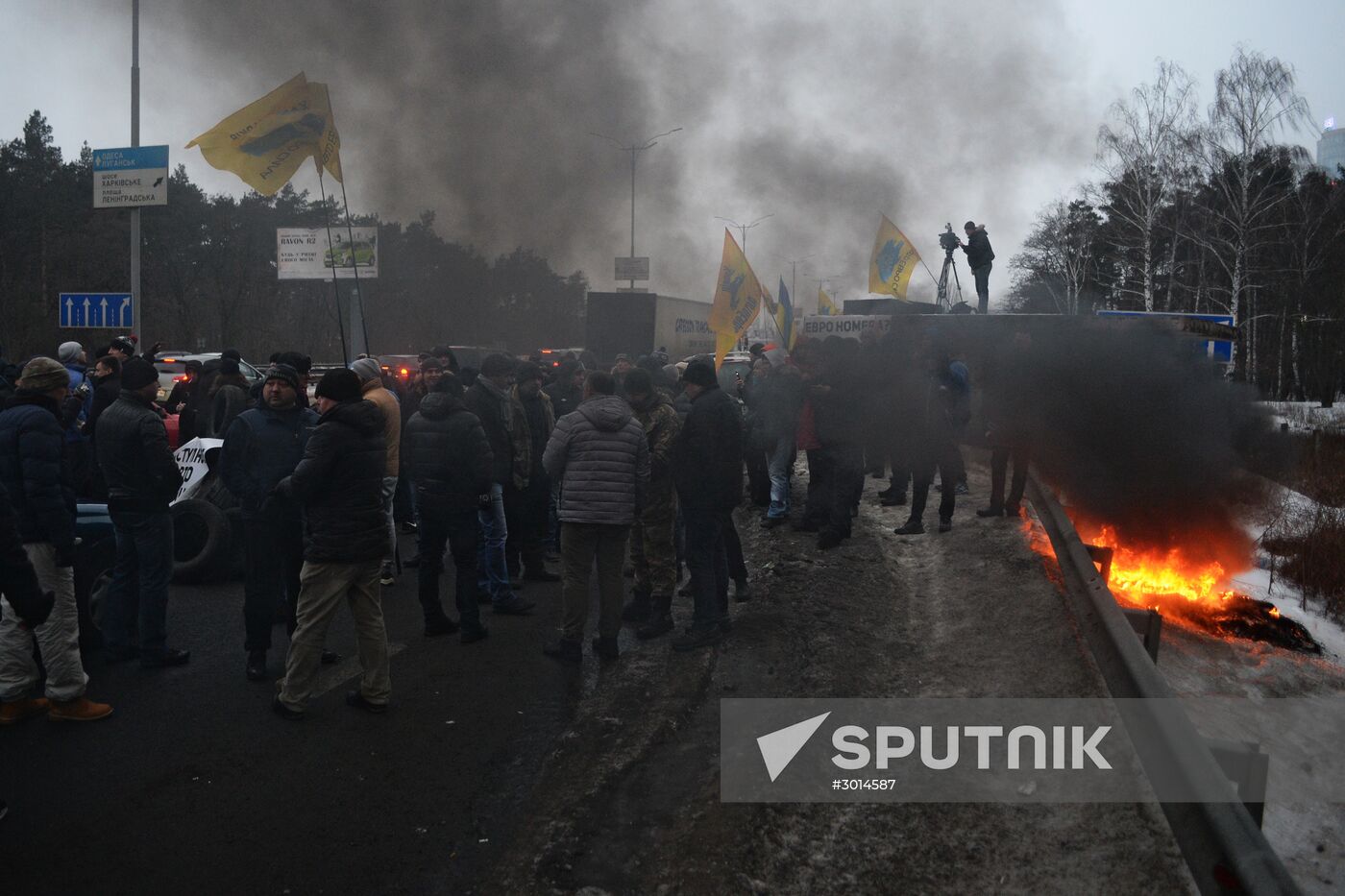 Ukrainian motorists block entrances to Kiev