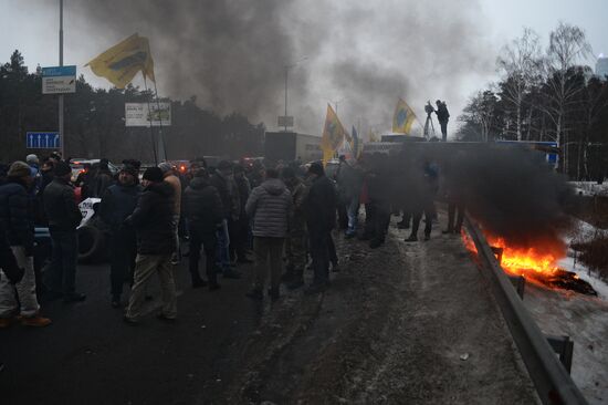 Ukrainian motorists block entrances to Kiev