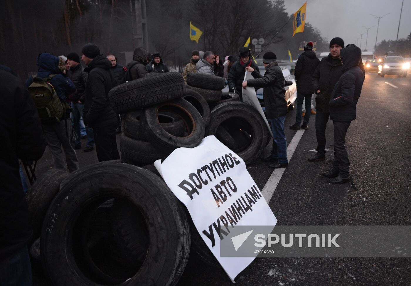 Ukrainian motorists block entrances to Kiev