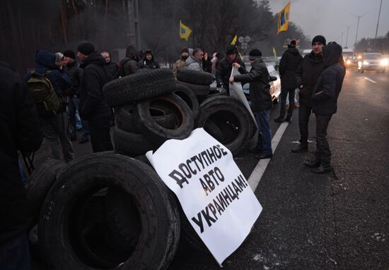 Ukrainian motorists block entrances to Kiev
