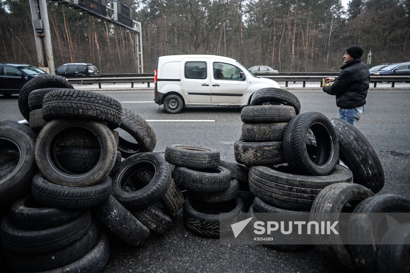 Ukrainian motorists block entrances to Kiev