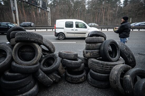 Ukrainian motorists block entrances to Kiev