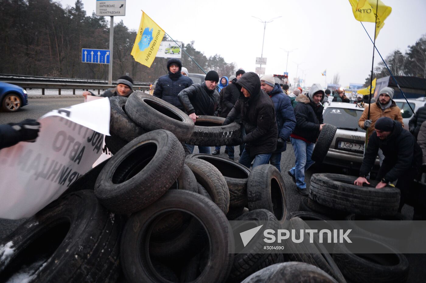 Ukrainian motorists block entrances to Kiev