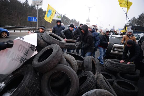Ukrainian motorists block entrances to Kiev