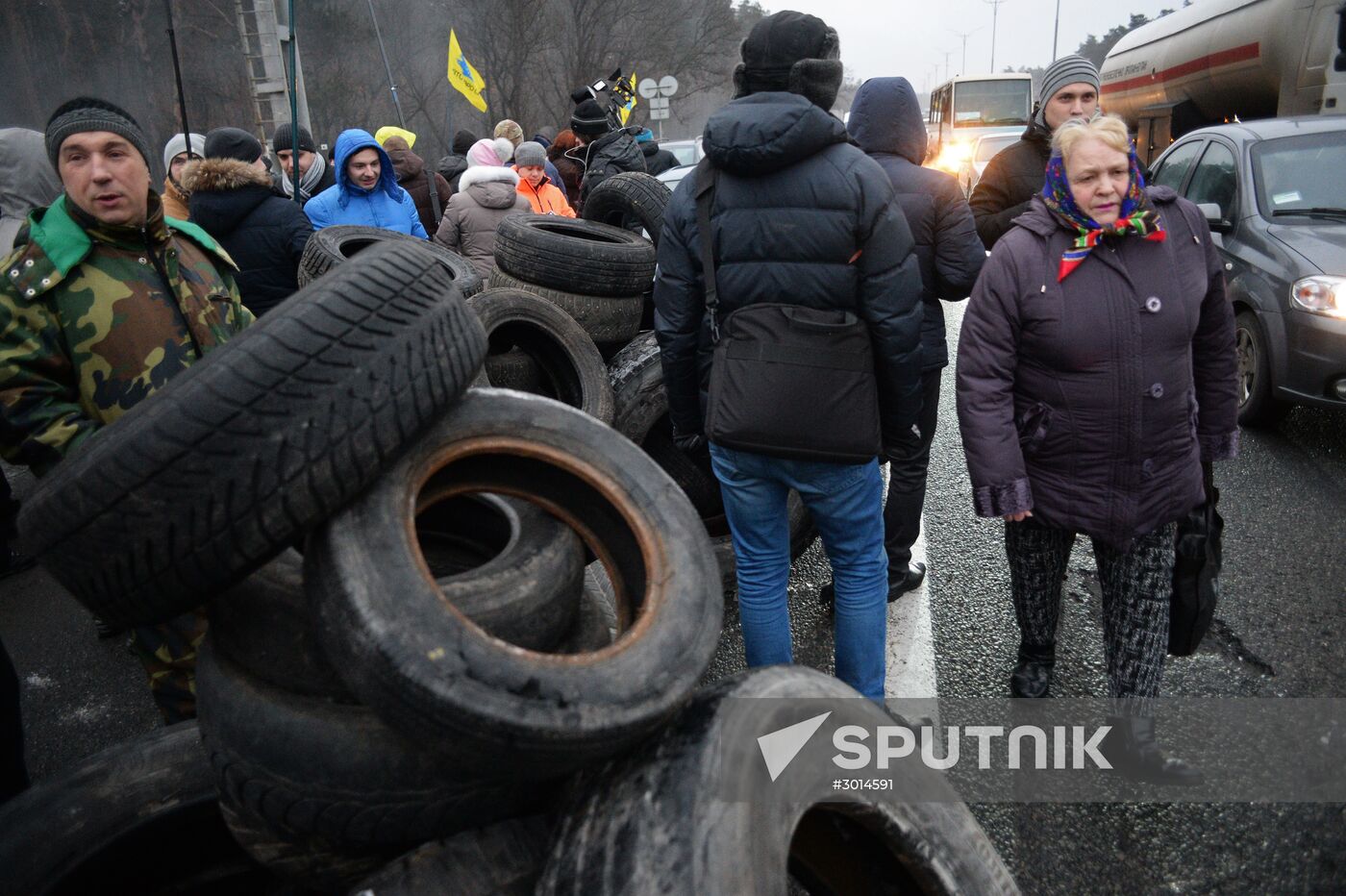 Ukrainian motorists block entrances to Kiev