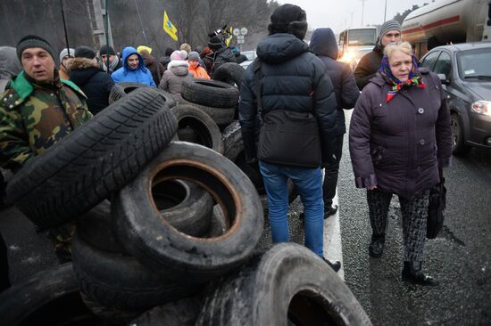 Ukrainian motorists block entrances to Kiev