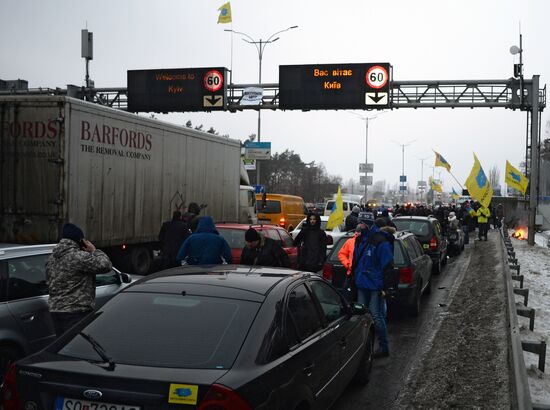 Ukrainian motorists block entrances to Kiev