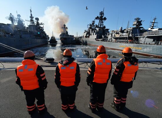 Ceremonial greetings for Pacific Fleet ships