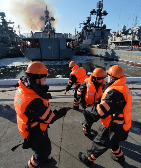Ceremonial greetings for Pacific Fleet ships