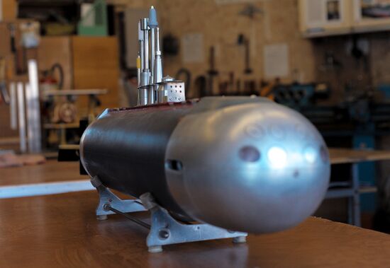 Valentin Gulyayev from Vladivostok builds functional submarine models